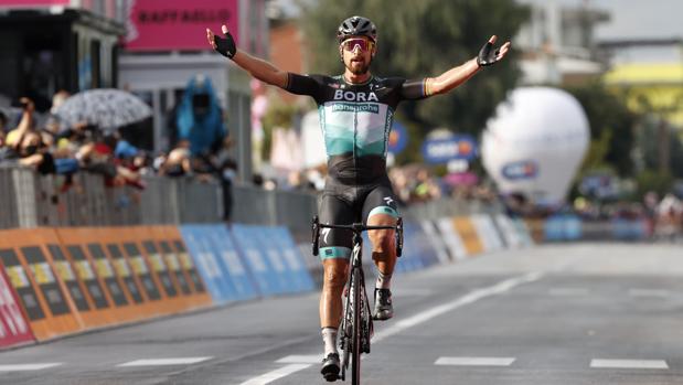 Peter Sagan regala un triunfo con espectáculo