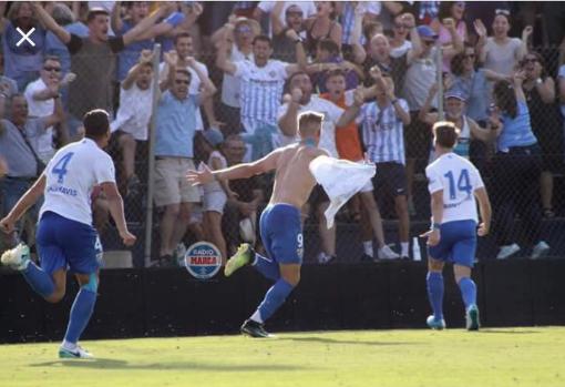 Adrian Wojcik celebra un tanto durante su etapa en el Atlético Malagueño