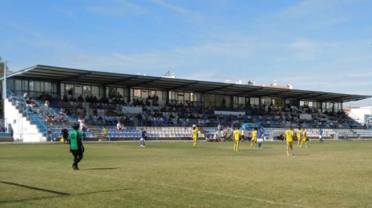 Imagen del estadio de San Pablo durante un amistoso de esta pretemporada entre el Écija Balompié y el CD Aznalcóllar