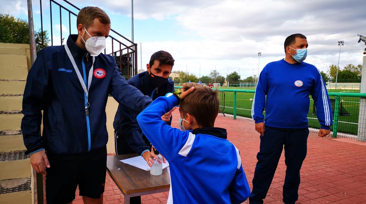 Toma de temperatura a un miembro de las categorías inferiores del CD San Roque