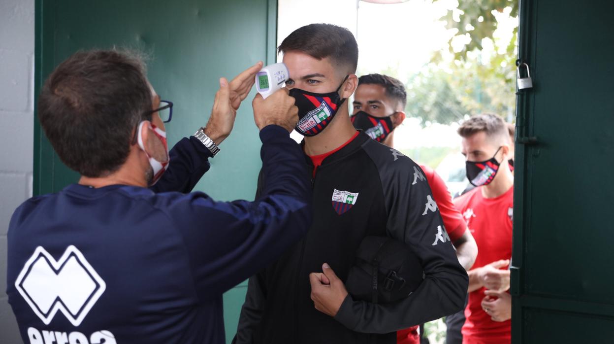 Toma de temperatura en Guijuelo en un partido de pretemporada ante el Extremadura