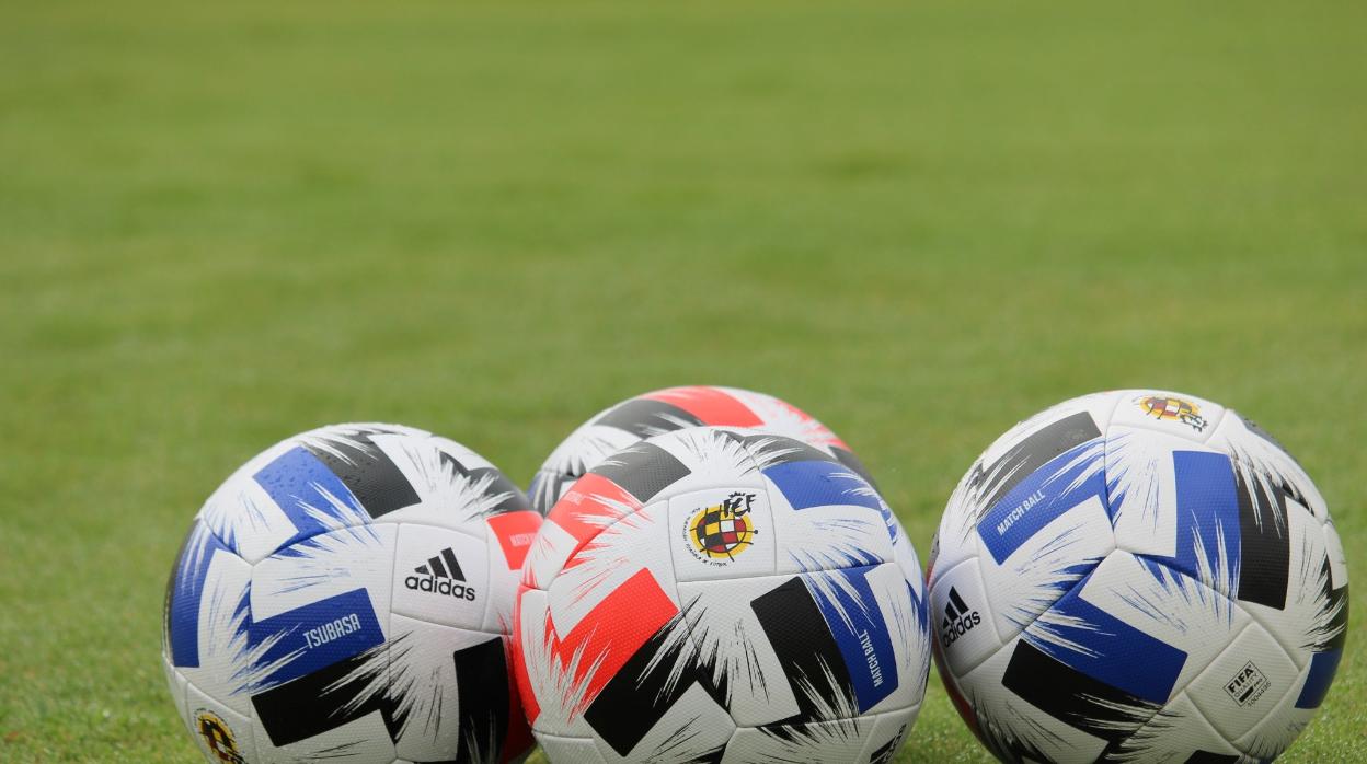 Balones en un entrenamiento de un equipo de Segunda división B