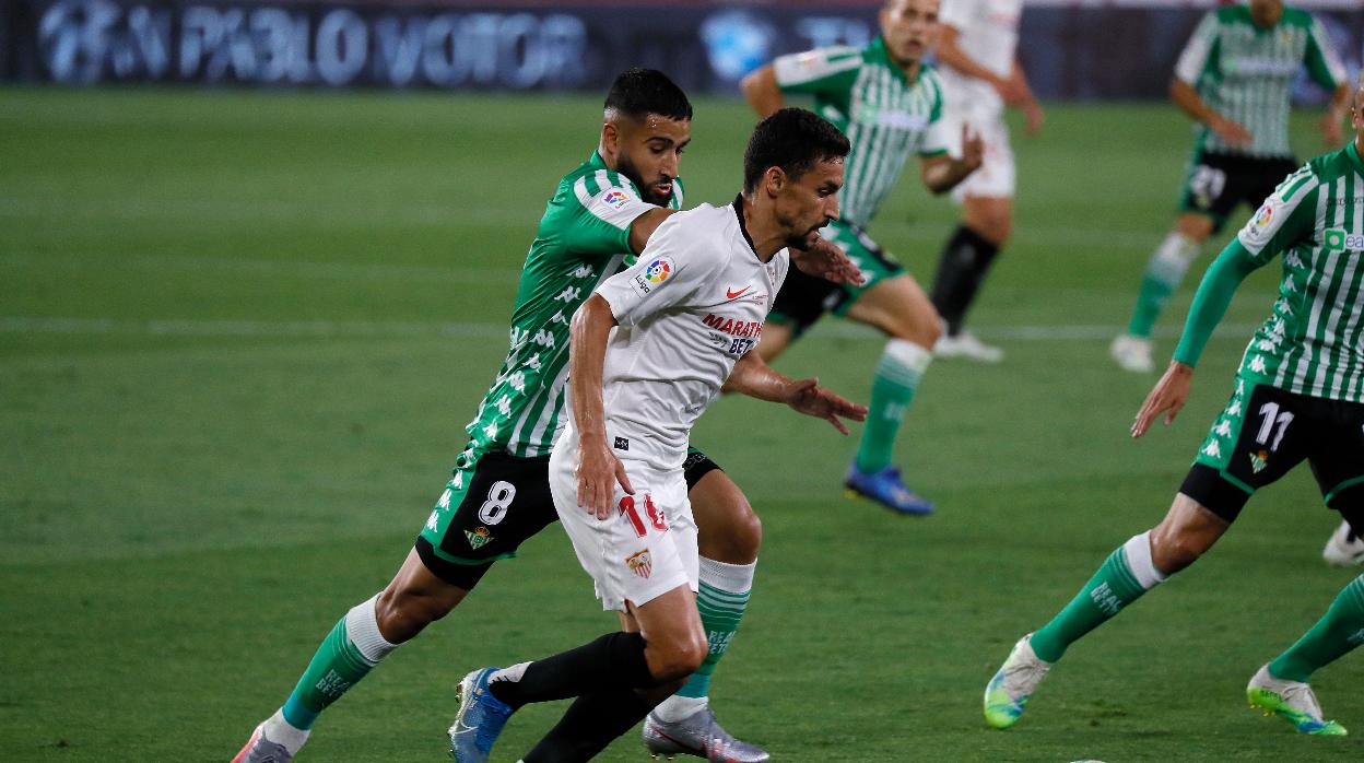 Jesús Navas y Fekir disputan un balón en el Sevilla-Betis de LaLiga 19-20