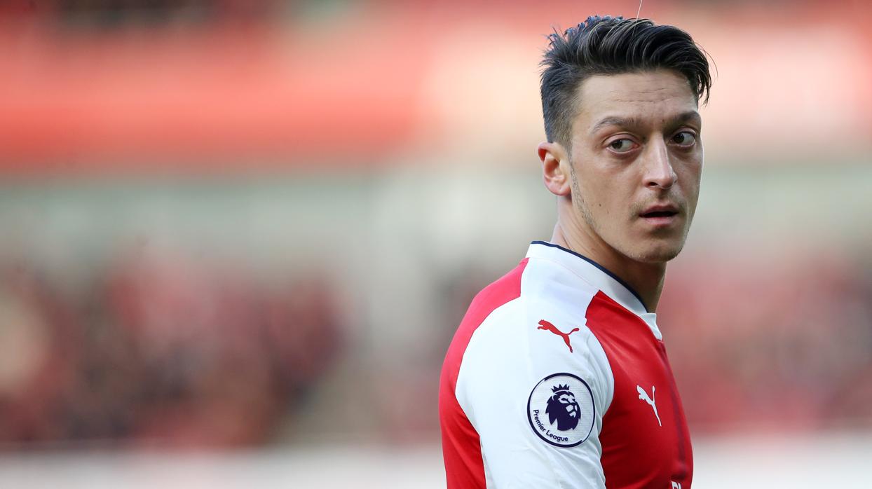 Ozil toca fondo: el Arsenal le deja fuera también de la lista para la Premier League