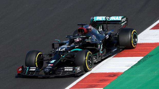 Lewis Hamilton vuela en Portimao hacia la pole y Sainz partirá séptimo