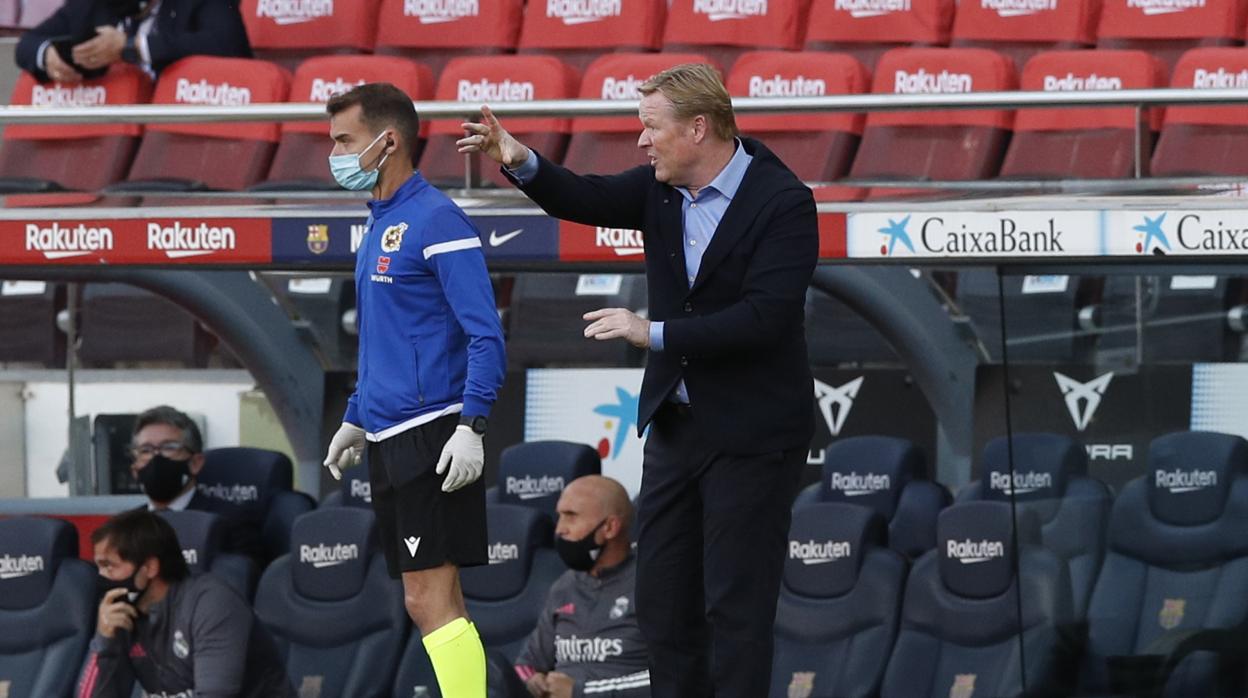 Ronald Koeman da instrucciones a su equipo