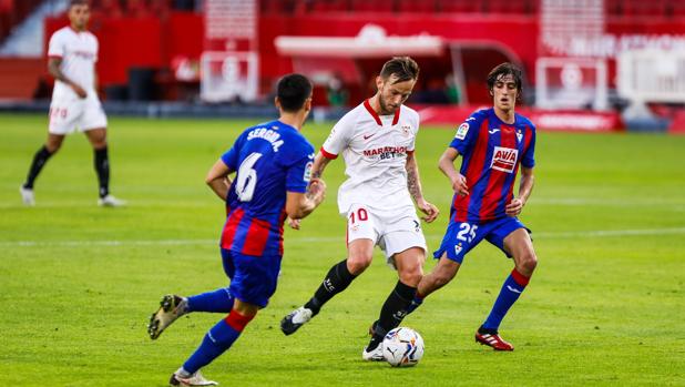 El Eibar sorprende a un espeso Sevilla