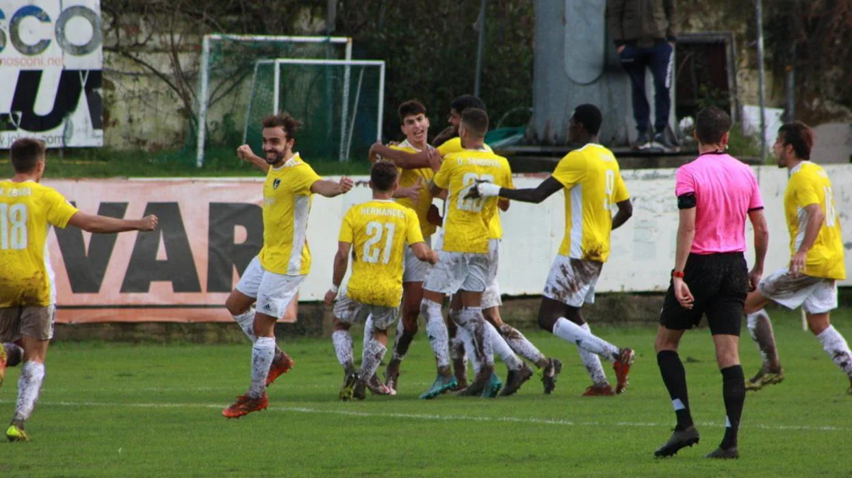 Los jugadores del CD Lealtad celebran uno de sus goles hoy ante el Marino de Luanco