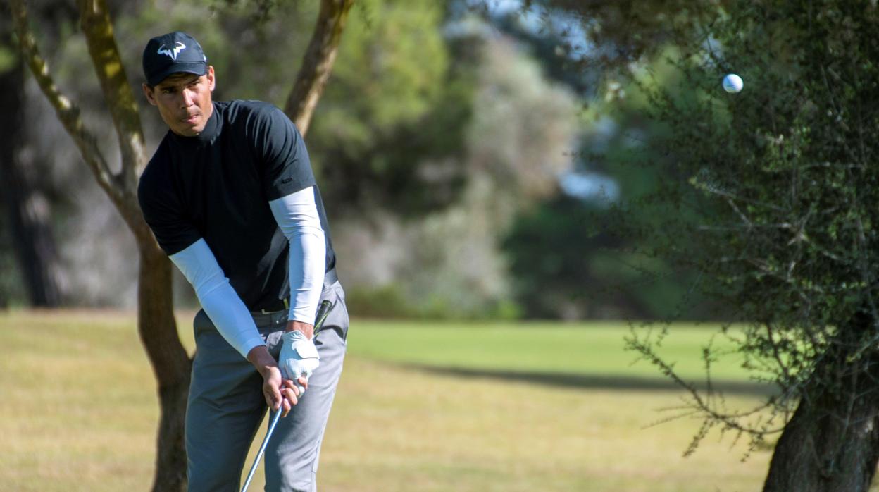 Nadal ya es séptimo en el campeonato de Baleares de golf