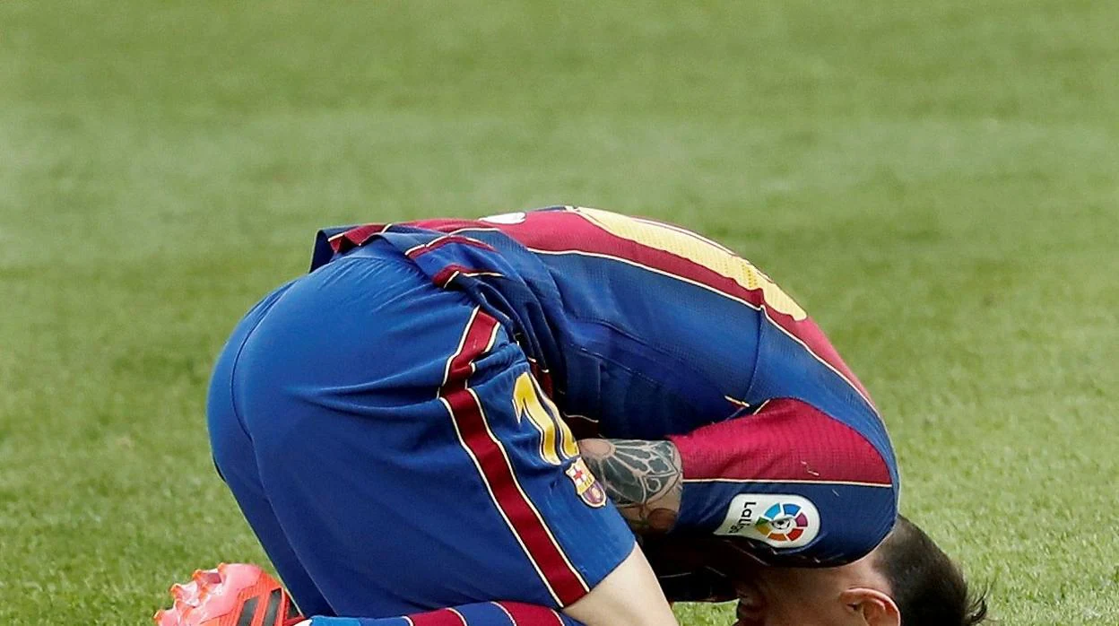 Messi se duele en el suelo durante el partido ante el Madrid