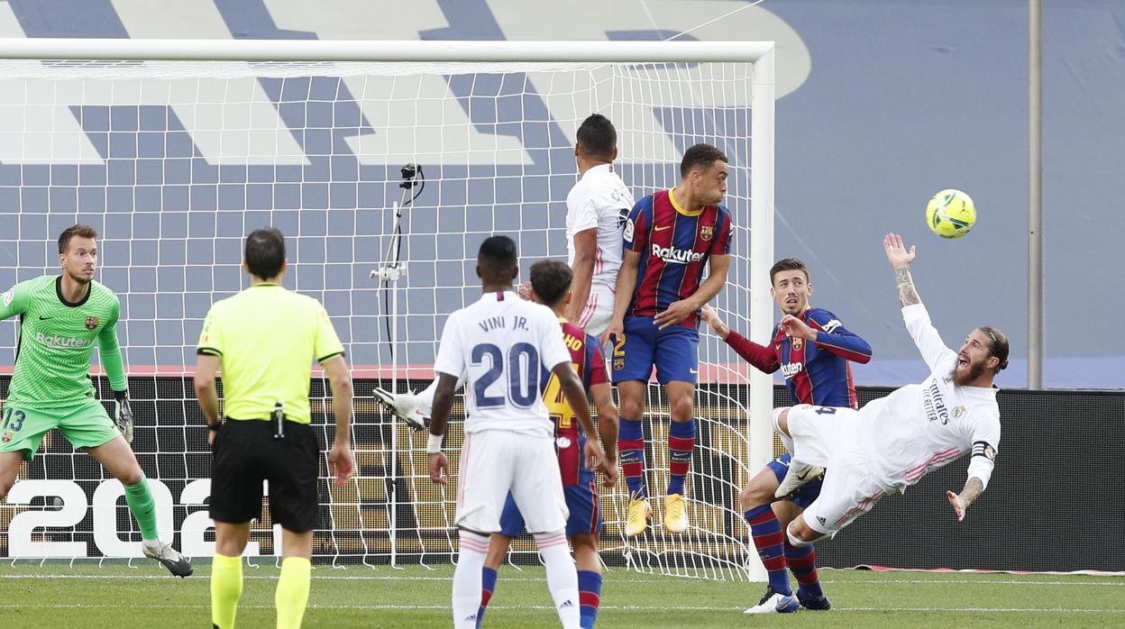 Momento en el que Ramos se cae dentro del área