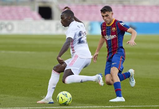 Pedri regatea a Mendy durante el clásico del pasado fin de semana