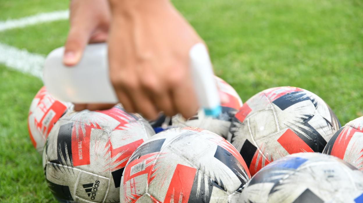 Un miembro del Real Murcia desinfecta balones en un entrenamiento