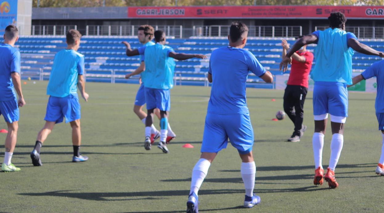 Los jugadores del CD Alcalá, calentando antes de un partido