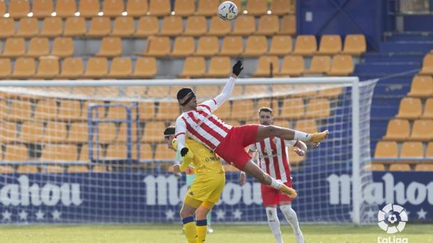 Makaridze y Umar Sadiq salvan al Almería en Santo Domingo