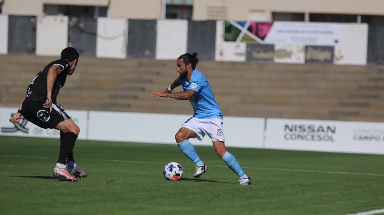 Partido de Segunda B con las gradas vacías entre la Balompédica Linense y el Atlético Sanluqueño