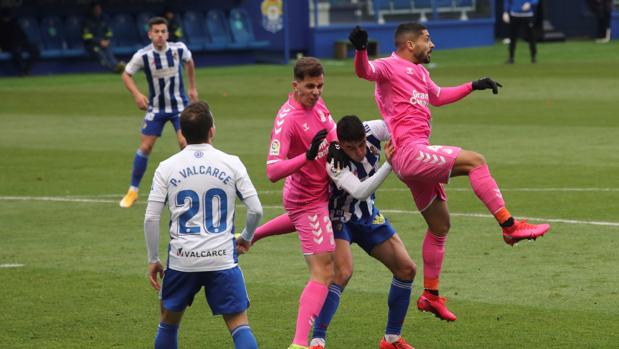 Las Palmas trabaja su punto y frena a la Ponferradina