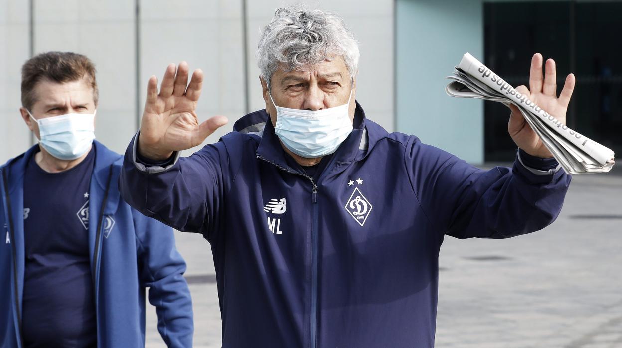 Mircea Lucescu antes del entrenamiento del Dinamo de Kiev