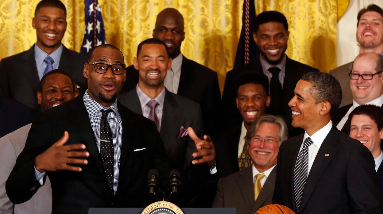 Foto de 2013: Obama, entonces presidente, recibe a los ganadores de la NBA, los Miami Heat de LeBron