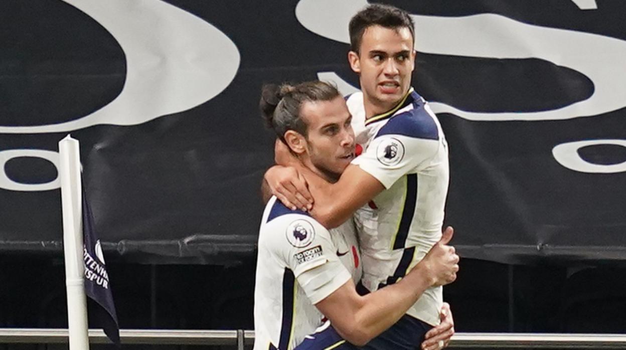 Reguilón y Bale celebran un gol del Tottenham