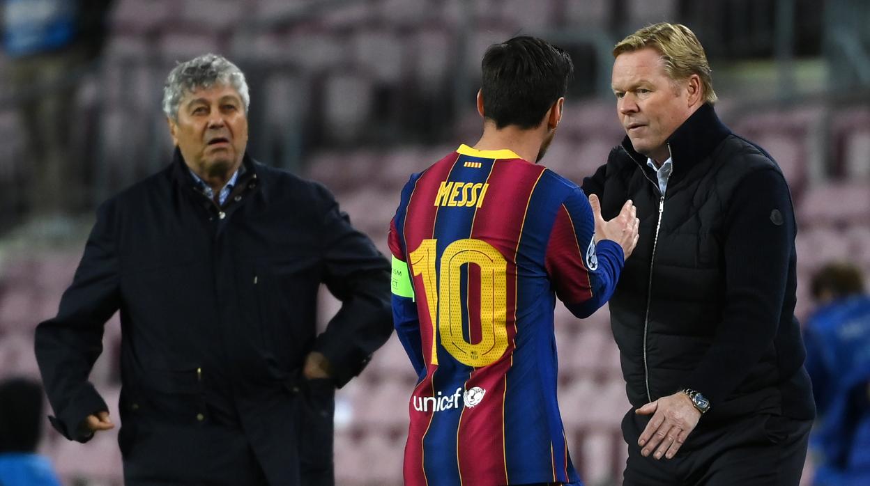 Koeman habla con Messi ante la atenta mirada de Lucescu