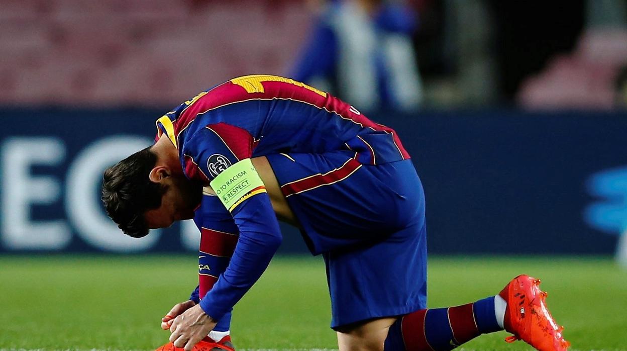 Leo Messi se ata la bota durante el partido ante el Dinamo de Kiev