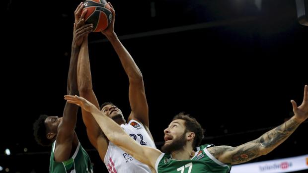 Tavares rescata al Real Madrid en Kaunas