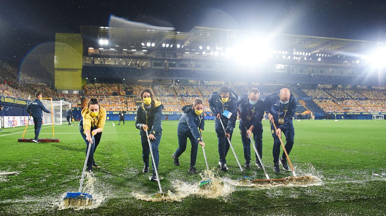 Empleados del Villarreal acondicionan el terreno de juego