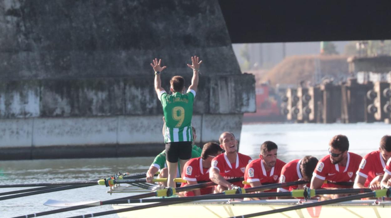 Un remero bético hace la señal de diez triunfos tras vencer al Sevilla en la regata