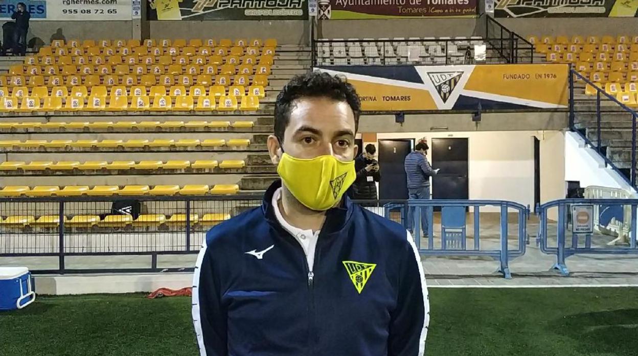 Rafa Tubío, técnico del Tomares, tras superar al CP Chinato en la ronda preliminar de la Copa del Rey