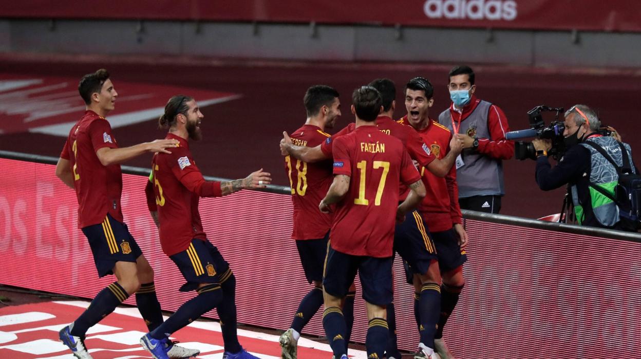 Los jugadores de la selección española celebran el primer tanto del encuentro, obra de Morata