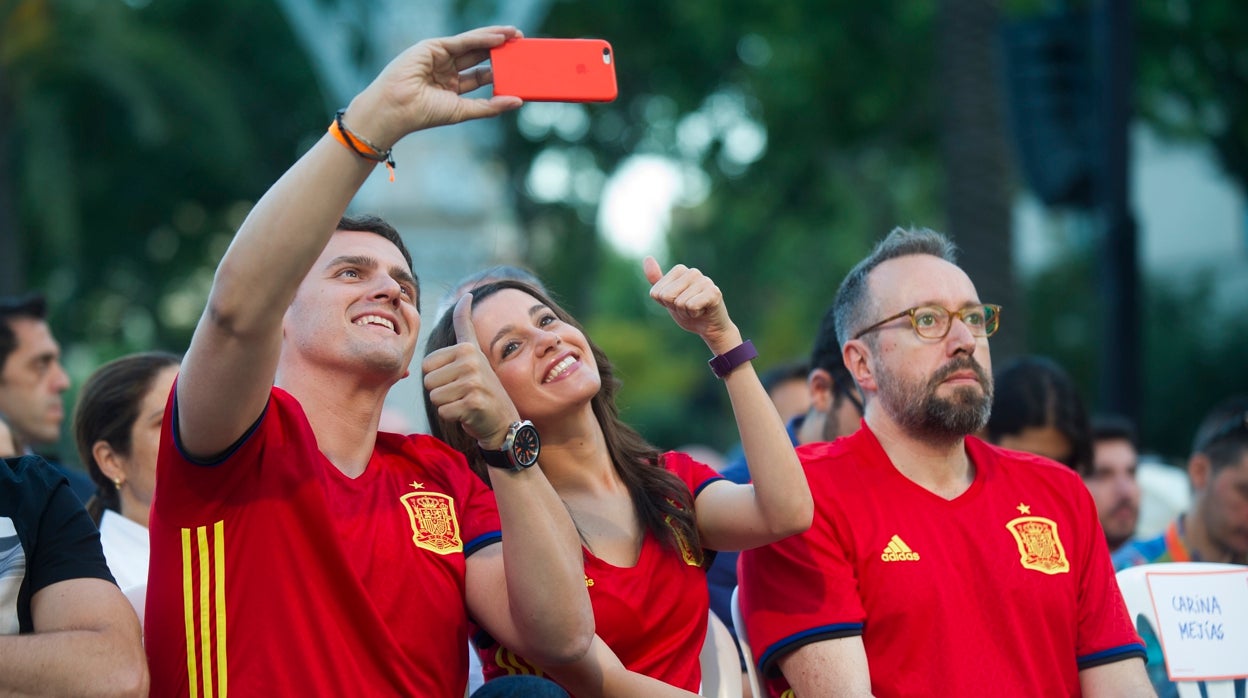 La líder de Cs, junto a sus expresidente y excompañero, en un partido de España