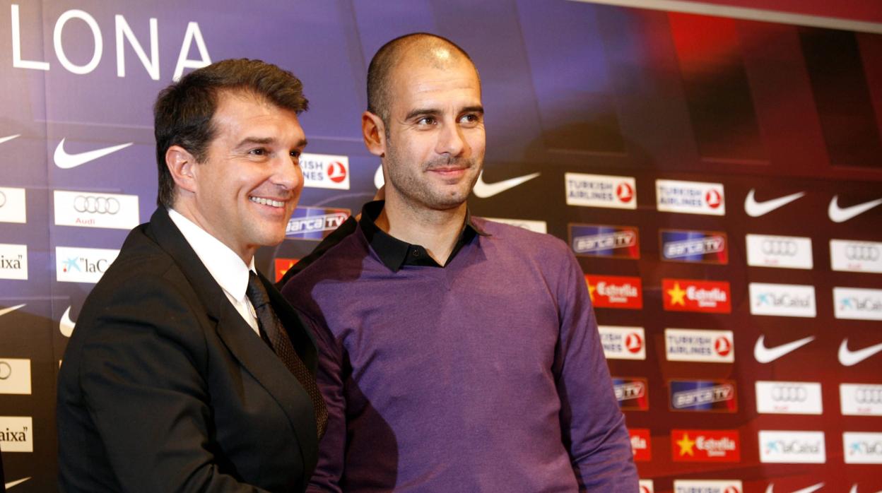 Laporta posa junto a Guardiola, en la renovación del entrenador en 2010