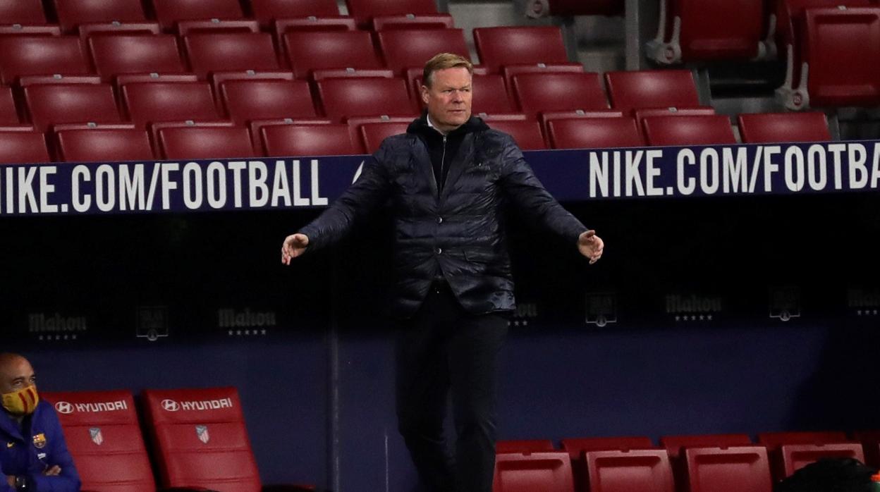 Koeman se lamenta en la banda tras una jugada de su equipo