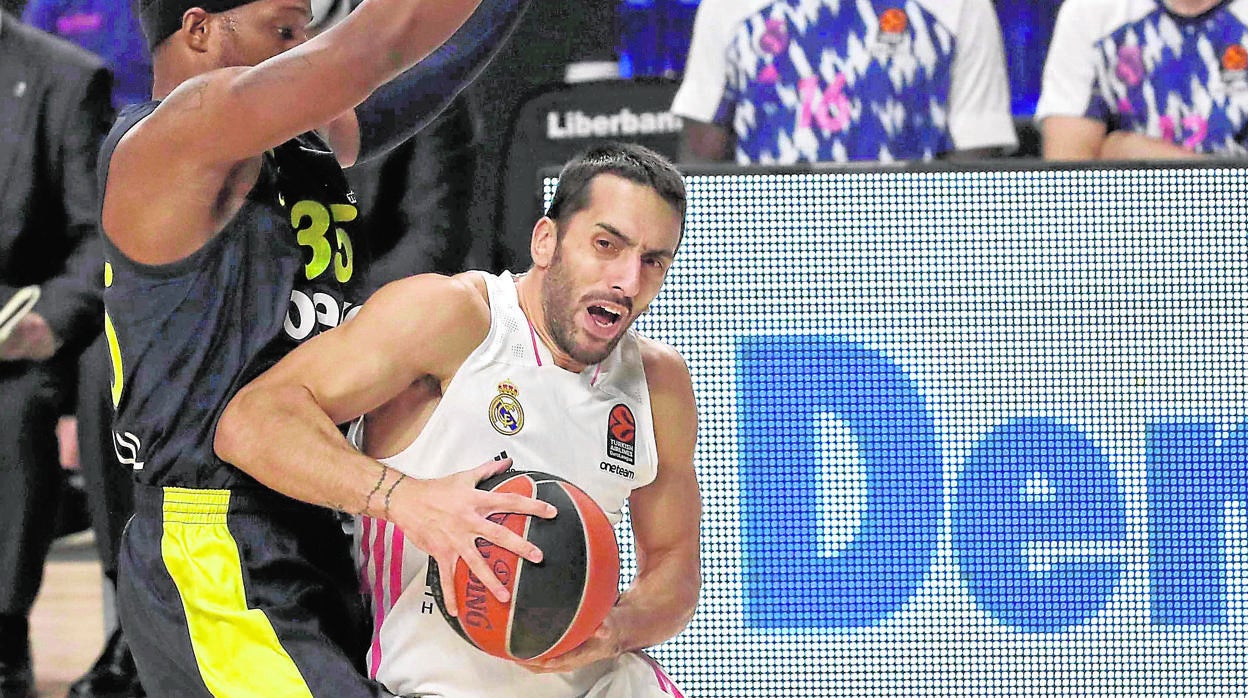 Campazzo, en el duelo de Euroliga contra el Fenerbahçe