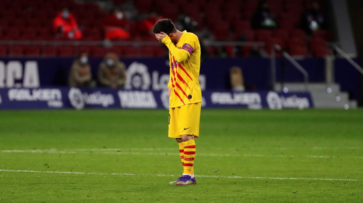Messi, cabizbajo, el pasado sábado en el Atlético-Barcelona