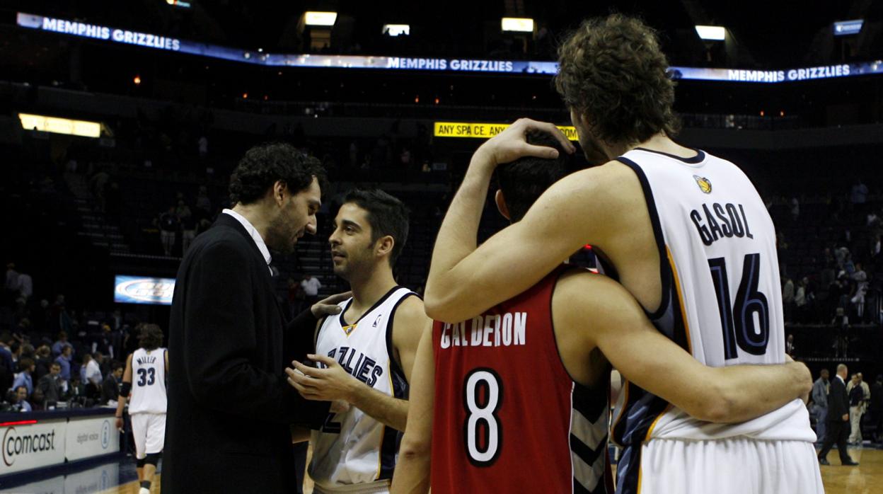 Jorge Garbajosa, Juan Carlos Navarro, José Manuel Calderón y Pau Gasol, tras un patido de la NBA en 2007