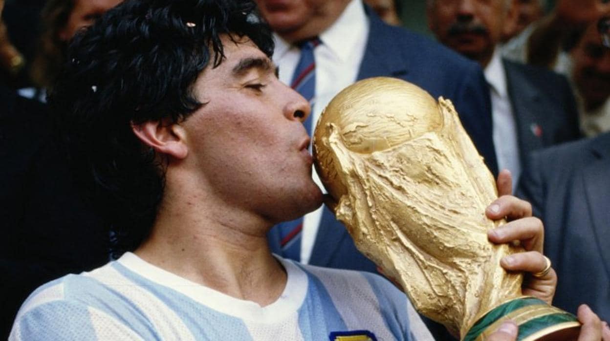 Maradona besa la Copa del Mundo conquistada en México 1986/ VÍDEO: Maradona, de la cancha al olimpo del fútbol