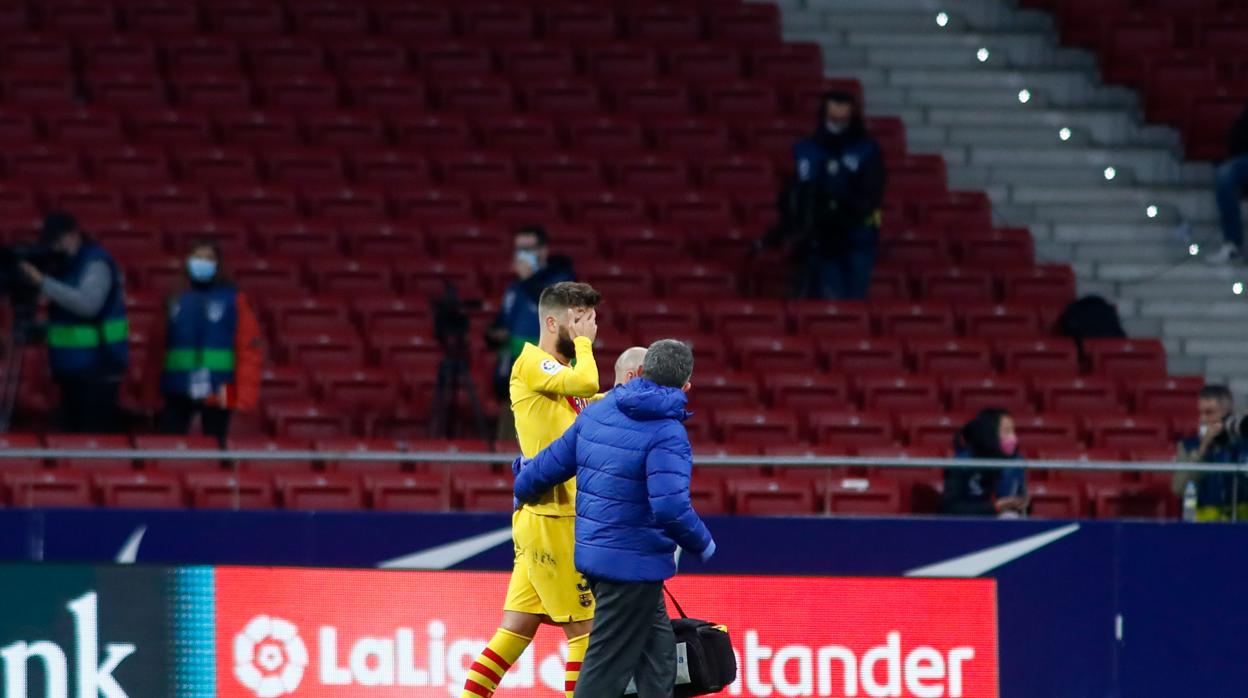 Piqué se retira llorando del campo tras lesionarse en el Wanda Metropolitano