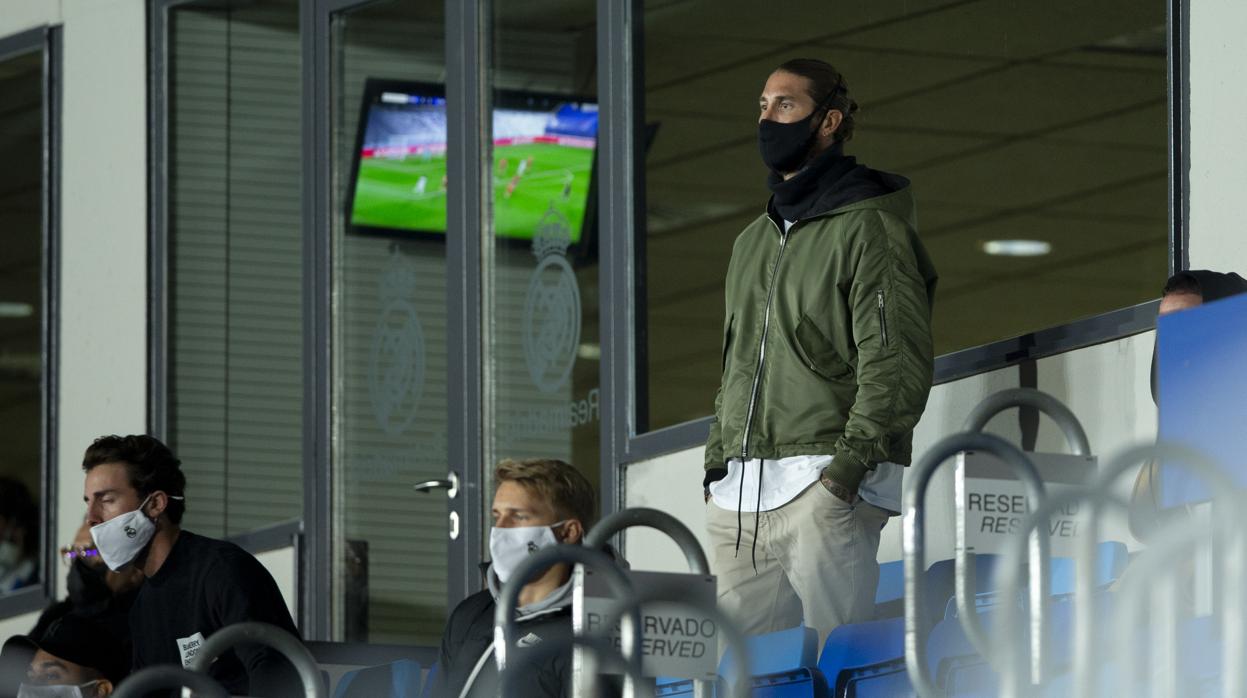 Ramos sigue un partido desde un palco