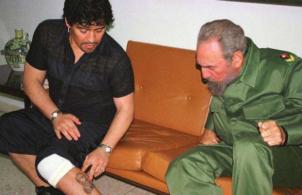 Los amigos de Maradona hablan con ABC: «Salía a la calle y sabía que era Dios, pero después jugaba en la piscina como un niño»