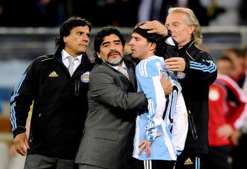 Maradona abraza a Messi durante el Mundial 2010