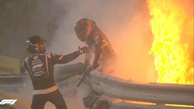 Grosjean sale intacto de un coche en llamas y partido en dos