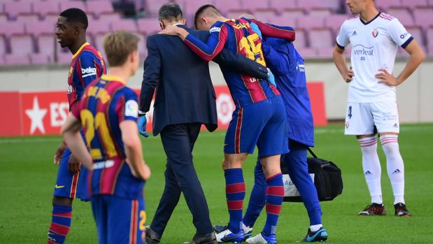 El Barcelona se queda sin centrales