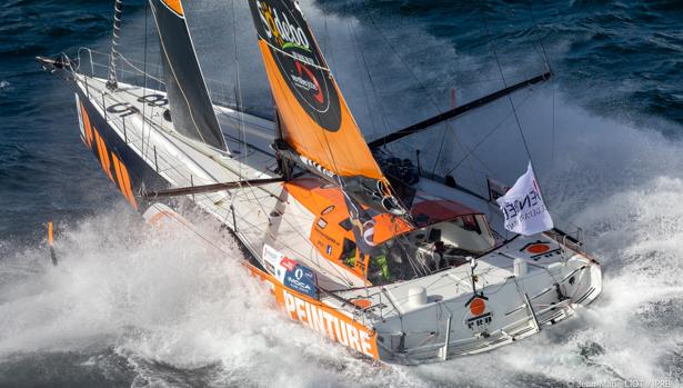 Kevin Escoffier dispara la radio baliza de socorro por vía de agua a bordo del «PRB»