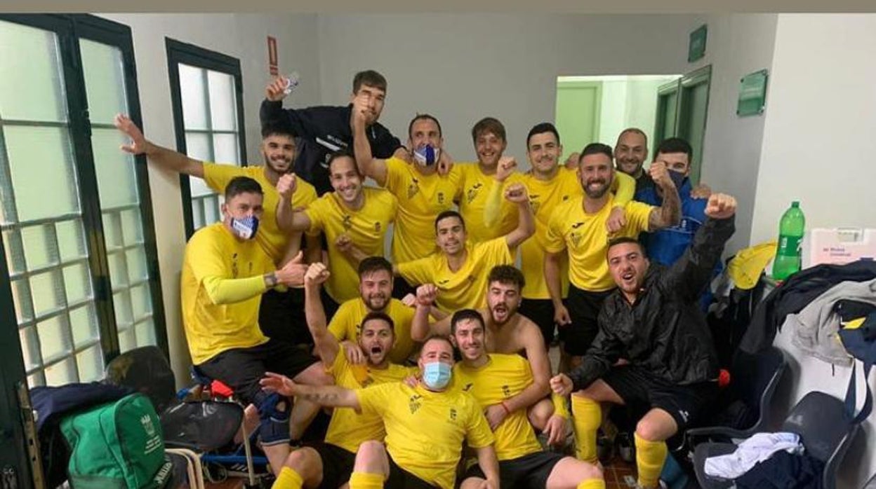 Los jugadores del Santa Olalla C. D. celebran el triunfo ante el Torre Reina