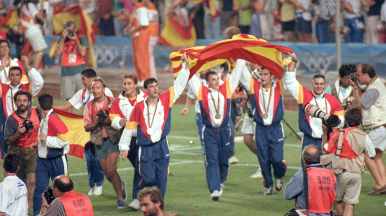 La selección olímpica celebra el oro conseguido en el Camp Nou en 1992