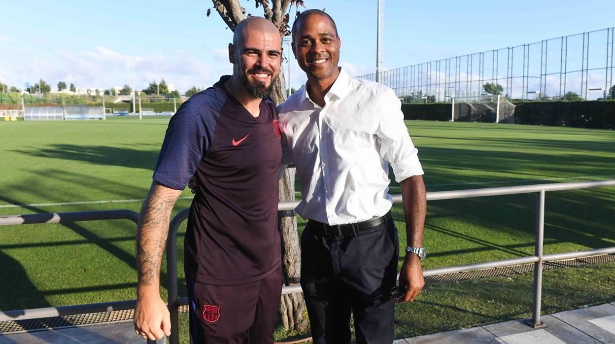 Víctor Valdés junto a Kluivert durante su etapa como entrenador de la cantera azulgrana