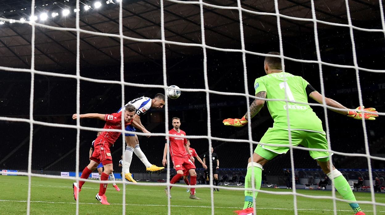 El delantero del Hertha Ibisevic, durante una jugada del derbi berlinés del año pasado