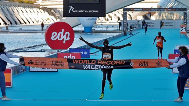 Kibiwott Kandie destroza el récord del mundo en el Medio Maratón de Valencia